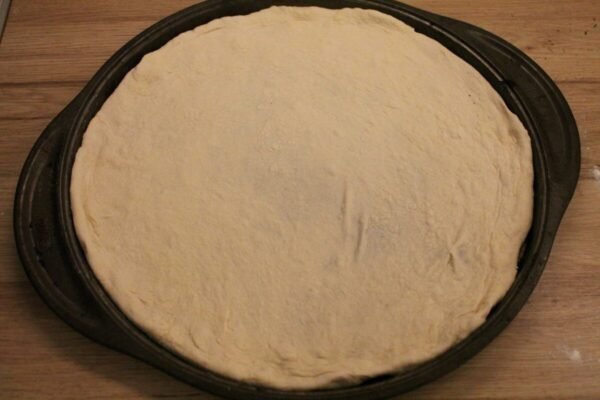 How to shape pizza dough 4