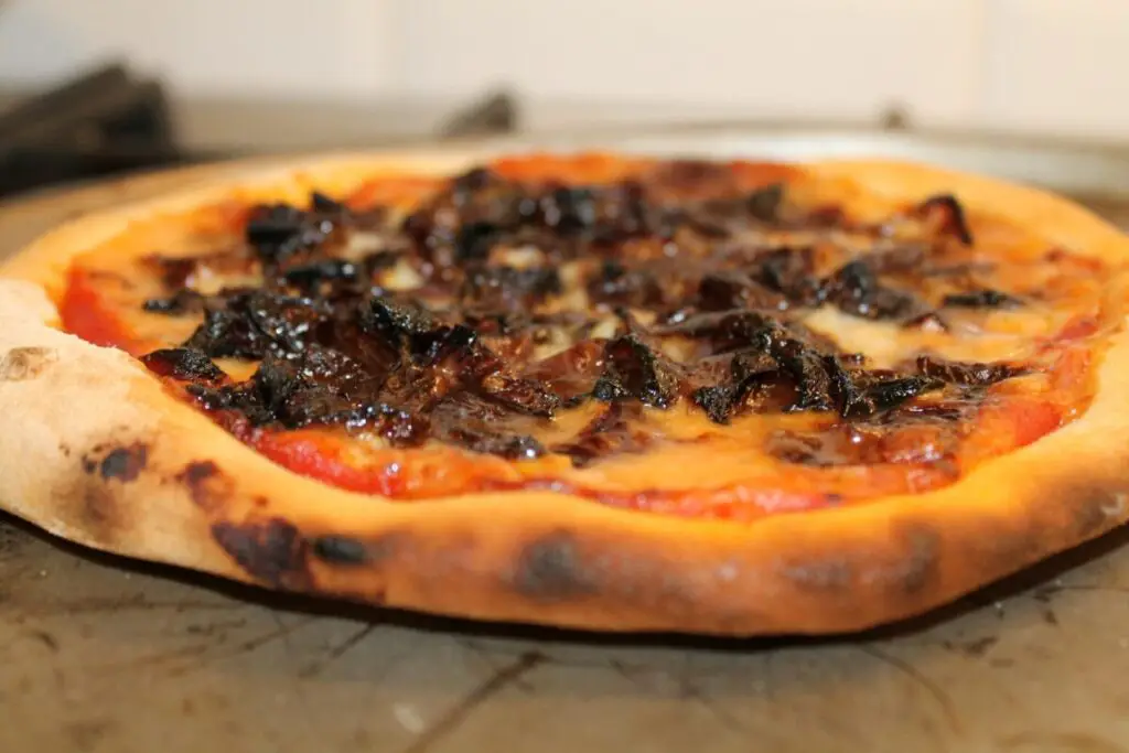 Gorgonzola pizza with caramelized red onions 1